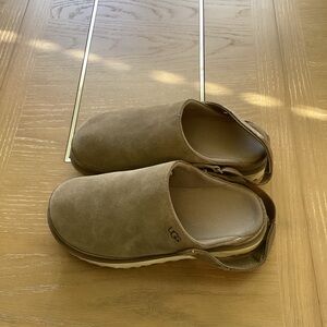 UGG women size 8 Brown Slip-On Slippers